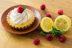 Lemon flan with fresh lemon and raspberries